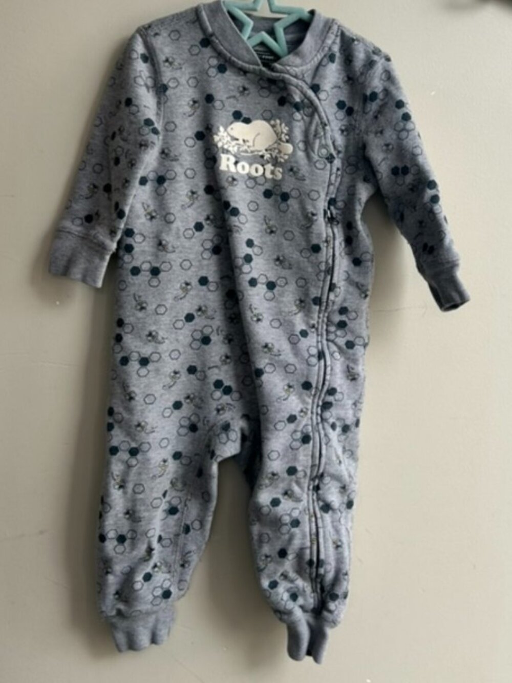 🐝🩶 Roots Baby Zipper Romper – Bee & Honeycomb Print – 18–24M 🩶🐝